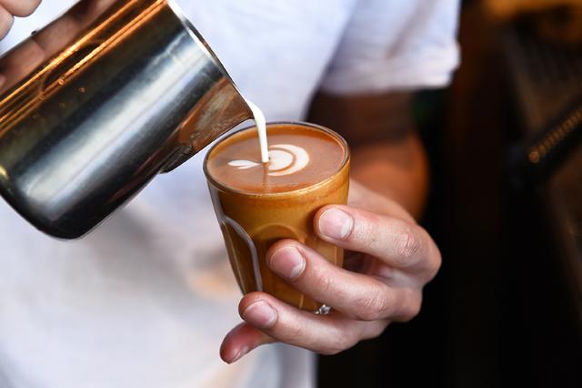 kaffe lavet på espressomaskine til pausen 