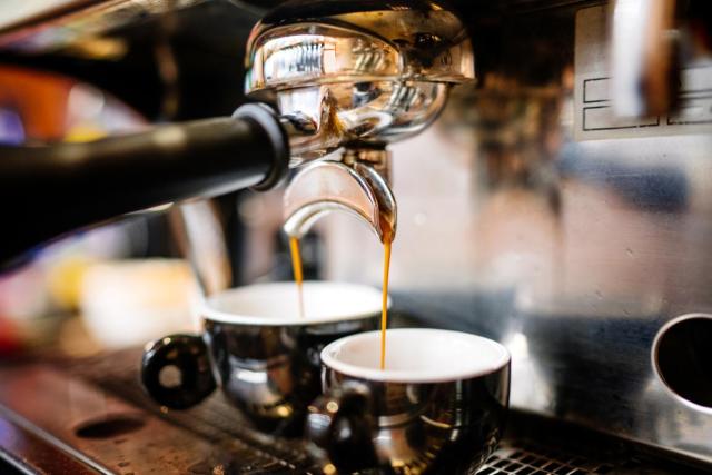 espresso brygges på espressomaskine
