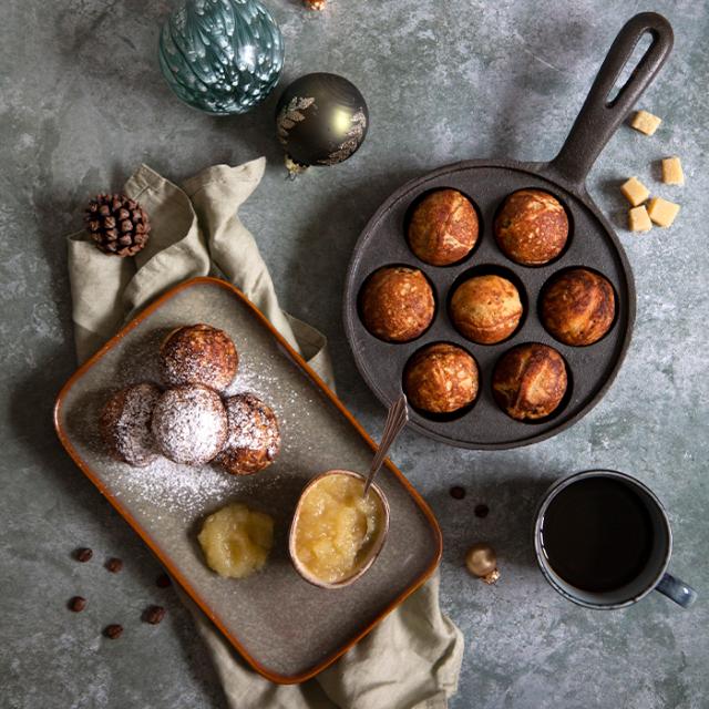 lækre æbleskiver med marcipan og æblekompot og kaffegrums