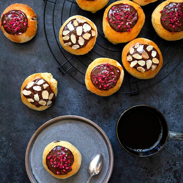 Fastelavnsboller med vaniljecreme, solbær og skøn kaffechokolade på toppen