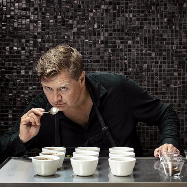 BKI kaffebønner med formalet kaffe på en ske