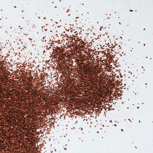 formalet kaffe spredt ud på bord