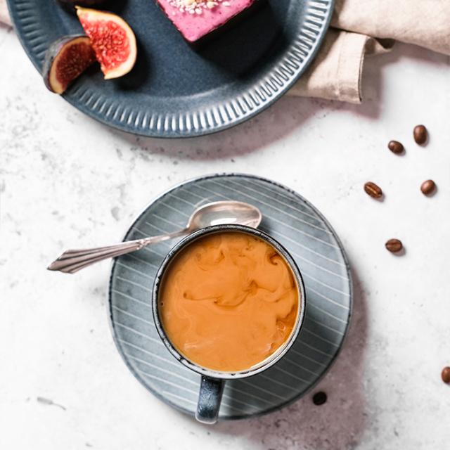 lækker kaffe med mælk og kage til mødet i firmaet