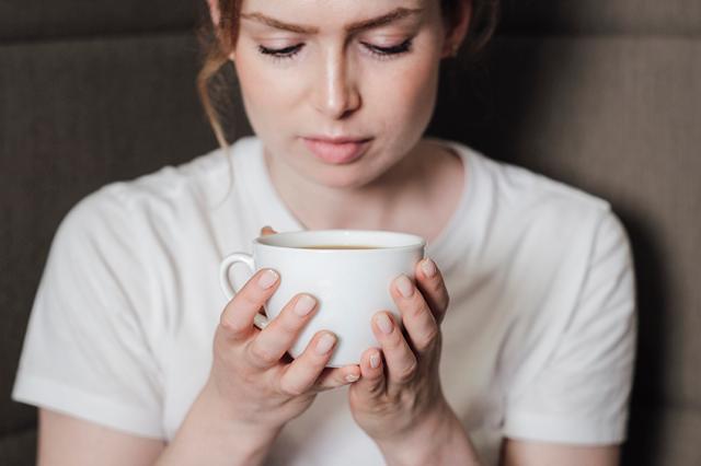 kvinder holder kop kaffe lavet på animo instant kaffemaskine