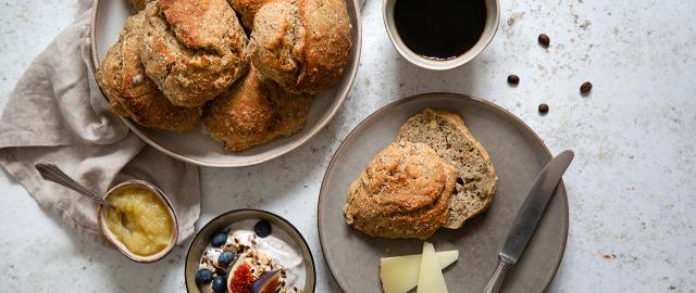 koldhævede morgenboller med kaffegrums på morgenbordet